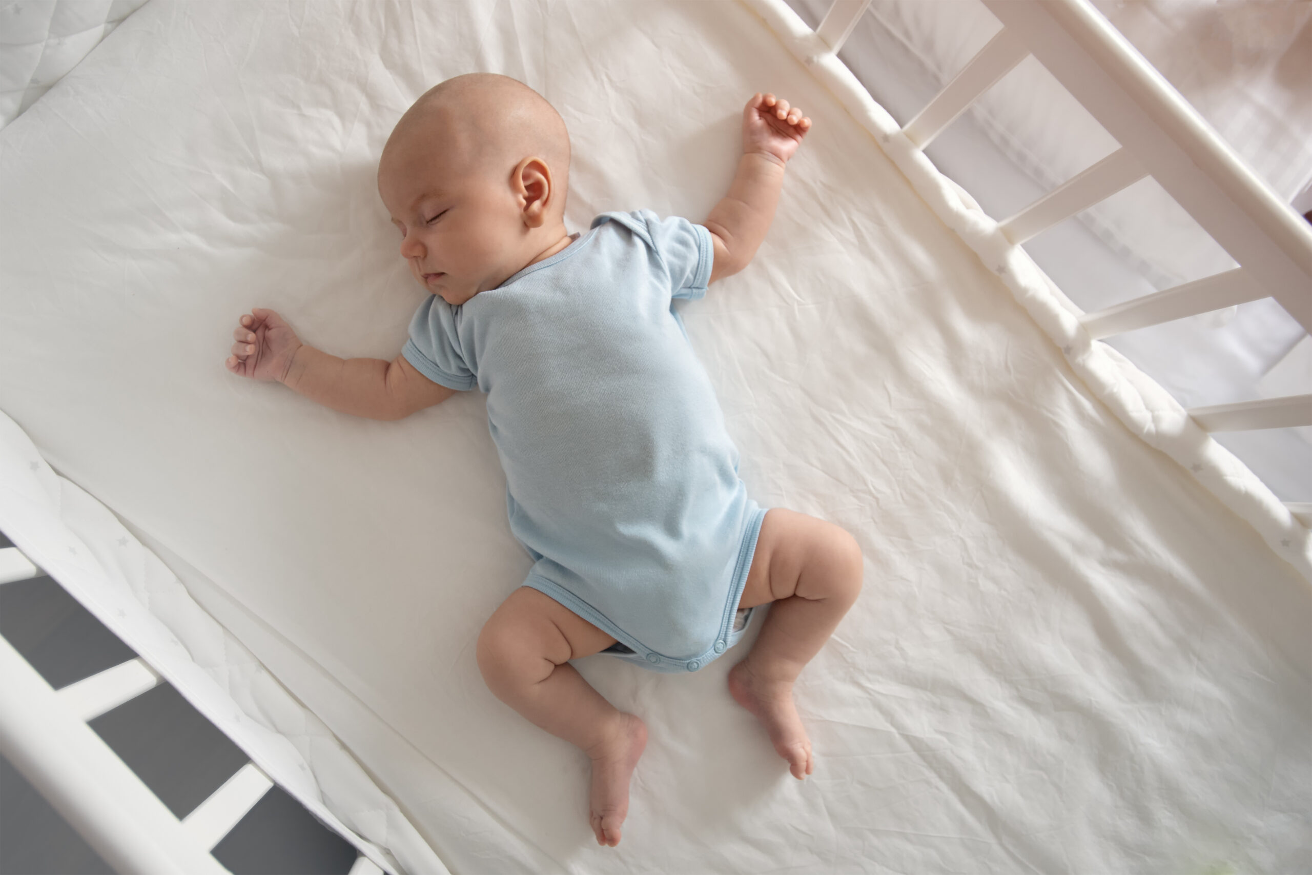 Newborn sleepoing in crib